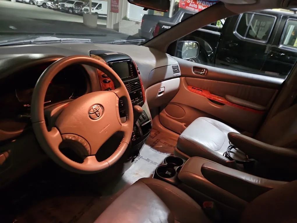 Used 2008 Toyota Sienna XLE Limited image 16