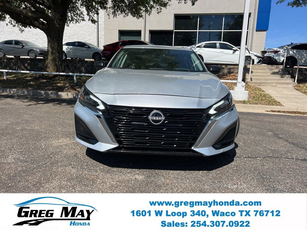 Used 2024 Nissan Altima 2.5 SV image 2