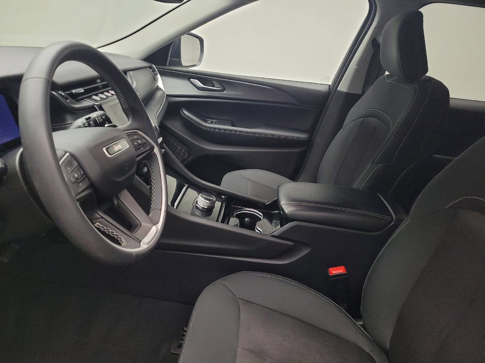 Used 2023 Jeep Grand Cherokee Laredo AWD/4WD image 17