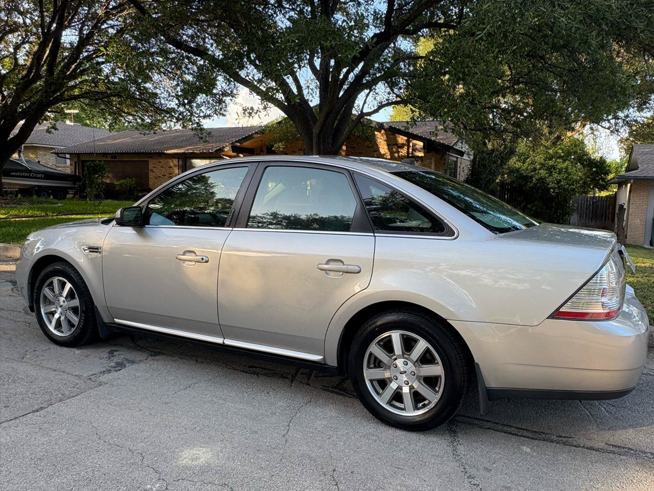 Used 2008 Ford Taurus SEL FWD image 2