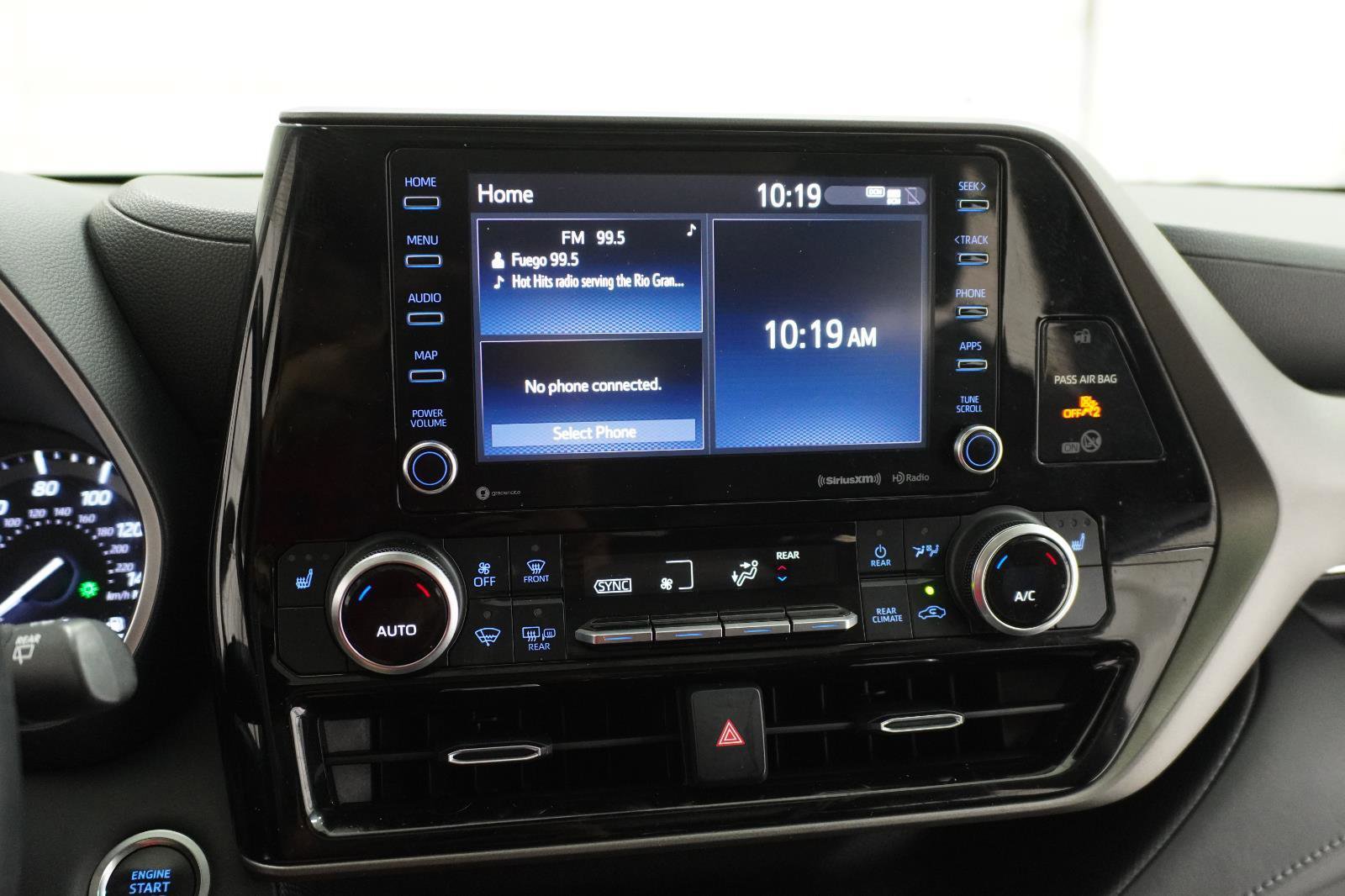 Used 2020 Toyota Highlander XLE FWD image 25