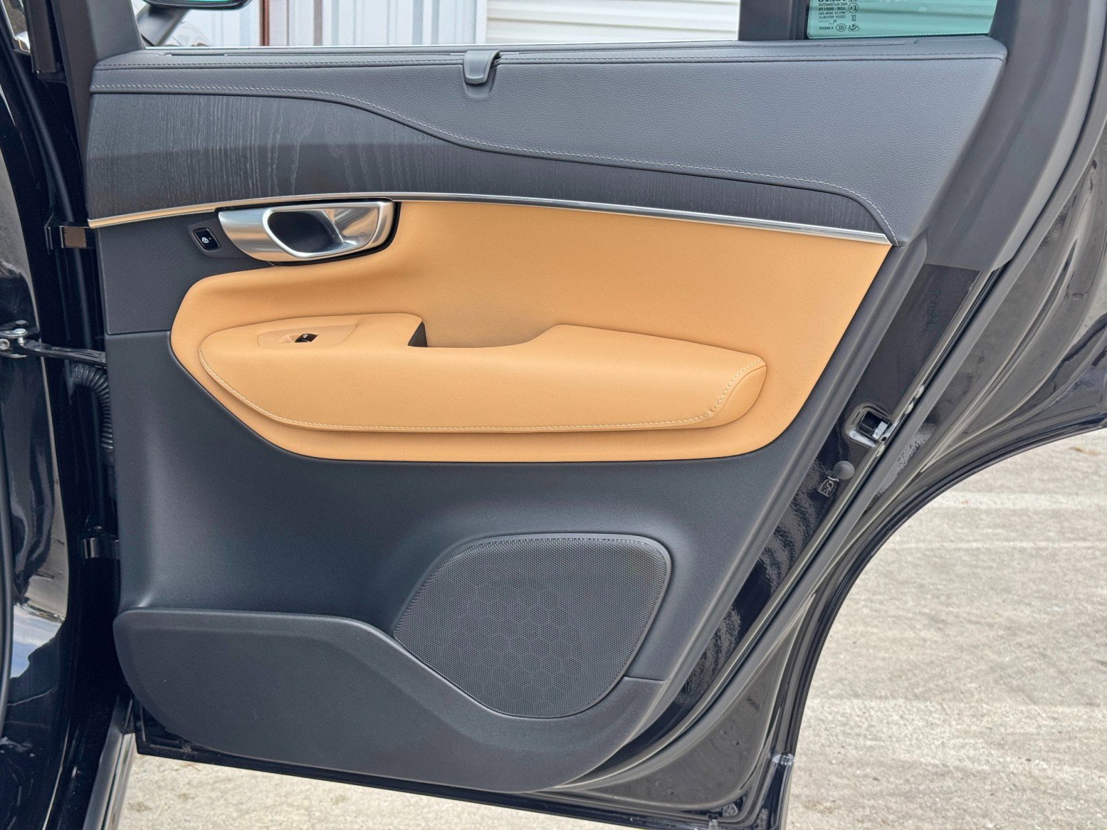 Used 2024 Volvo XC90 T8 Ultimate w/ Lounge Package image 45