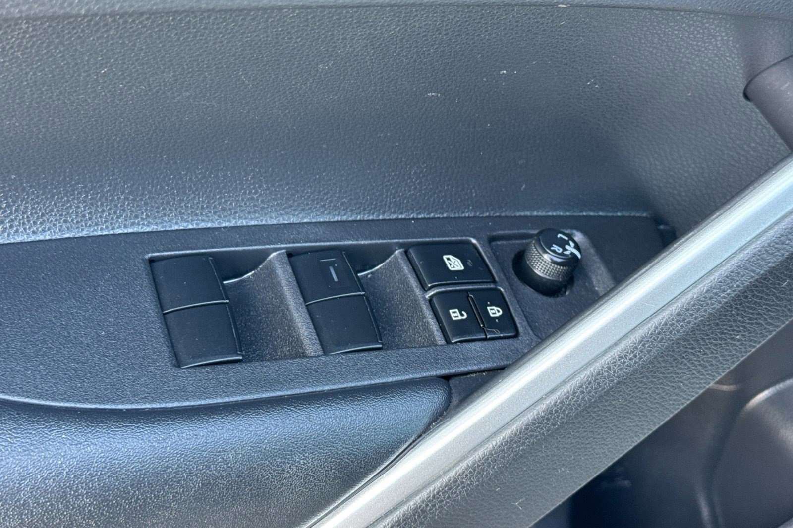 Used 2024 Toyota Corolla Cross SE w/ Moonroof Package image 13