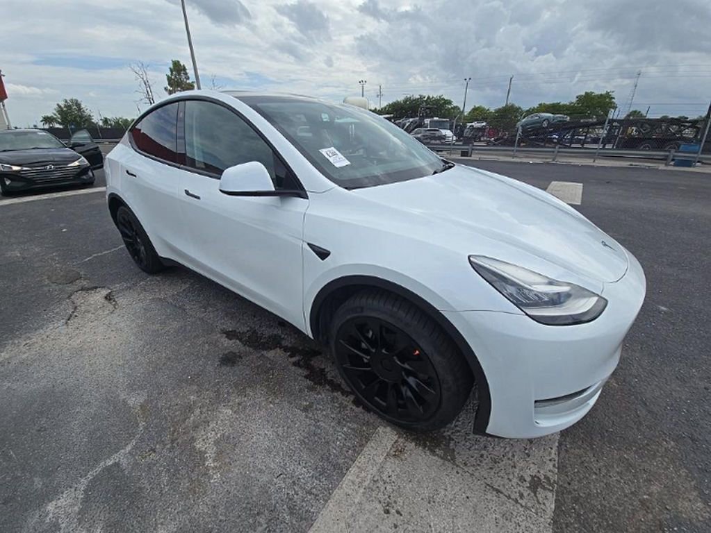 Used 2023 Tesla Model Y AWD image 3