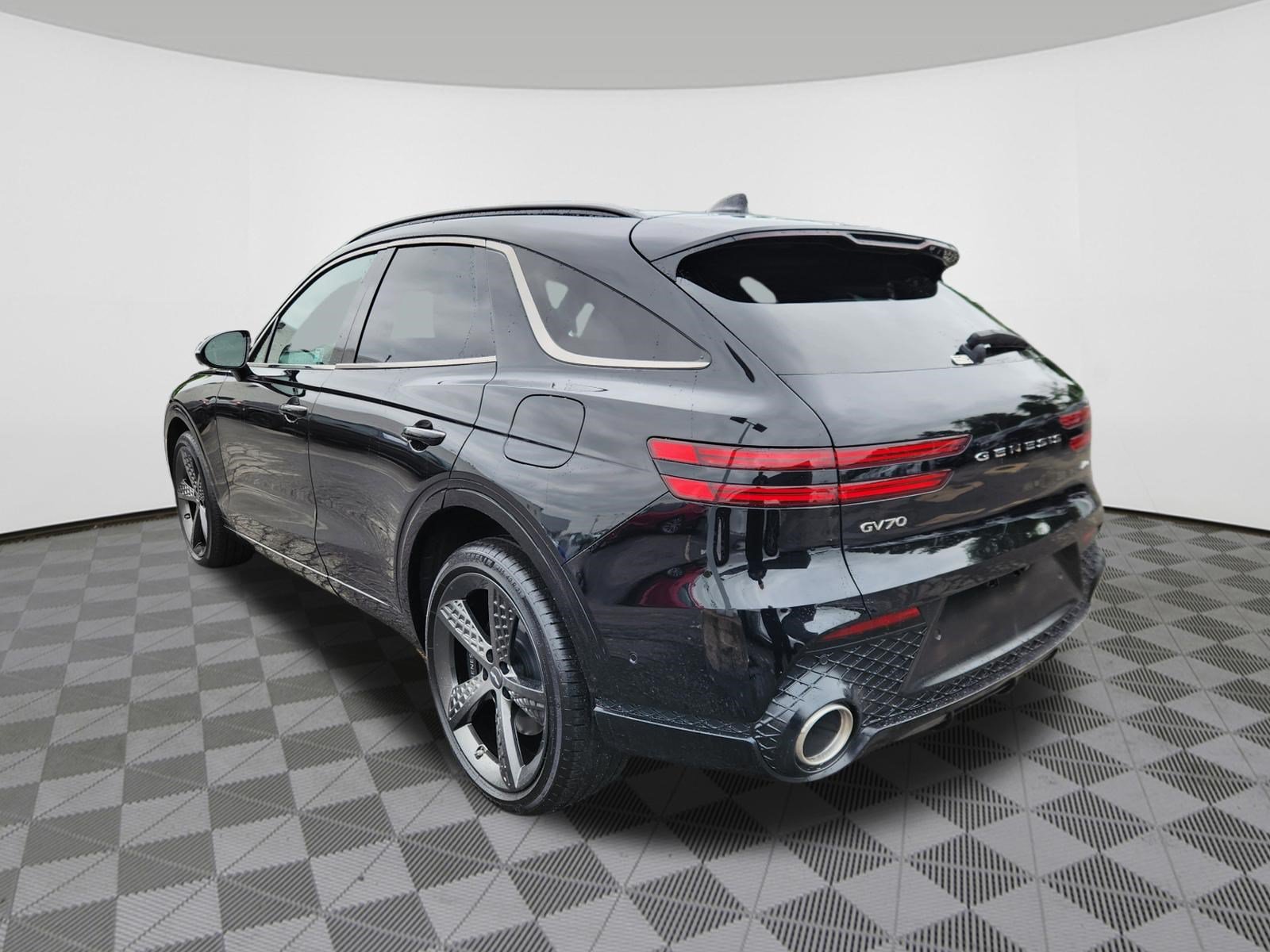 Used 2025 Genesis GV70 3.5T Sport w/ Sport Advanced Package AWD/4WD image 3