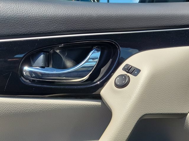 Used 2017 Nissan Rogue Sport SL w/ SL Premium Package FWD image 17