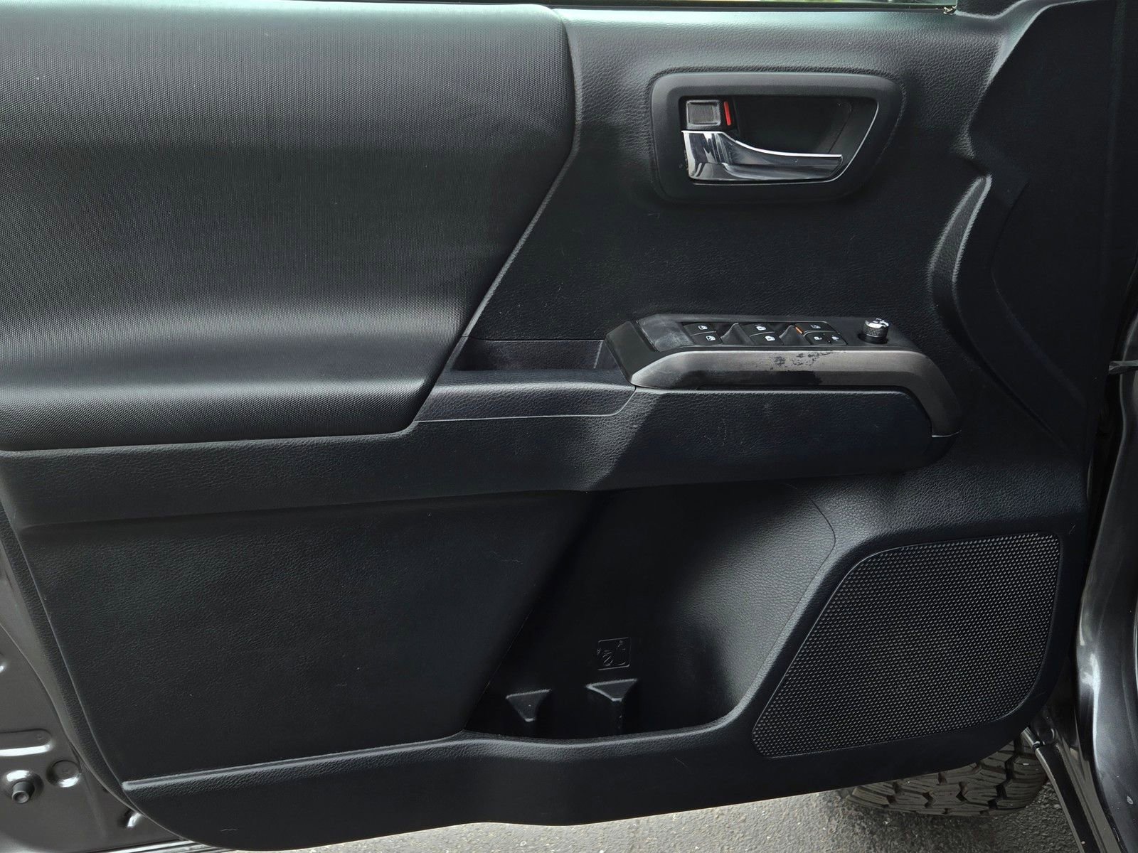 Used 2017 Toyota Tacoma TRD Sport image 10