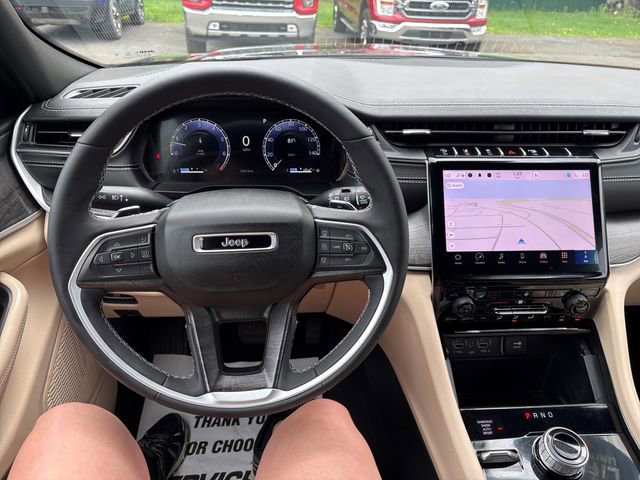 Used 2024 Jeep Grand Cherokee Limited AWD/4WD image 11