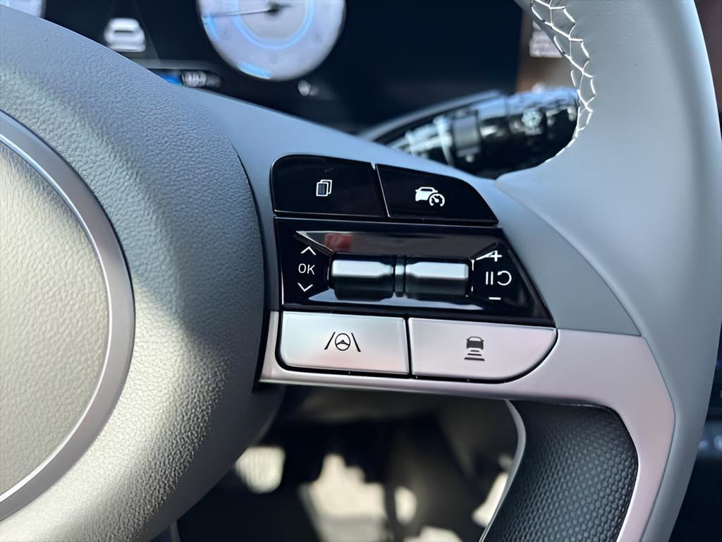 Used 2025 Hyundai Elantra SEL FWD image 22