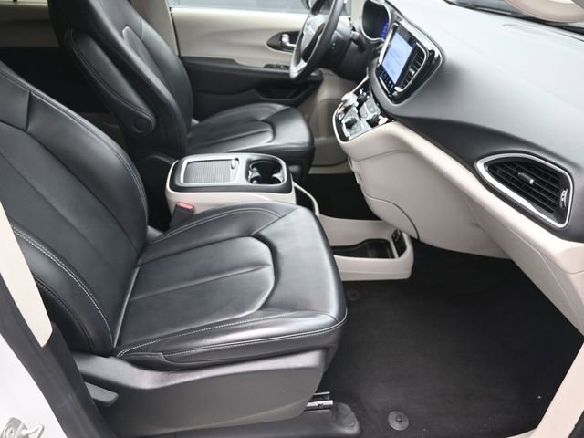 Used 2023 Chrysler Pacifica Touring-L image 35