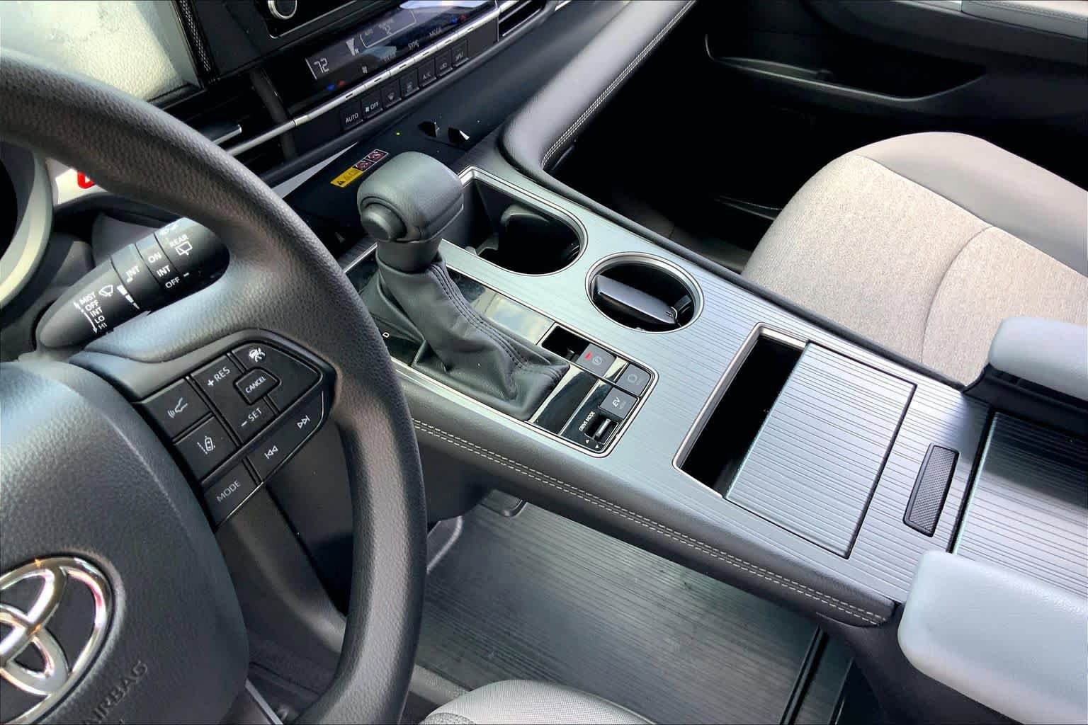 Used 2025 Toyota Sienna LE FWD image 16