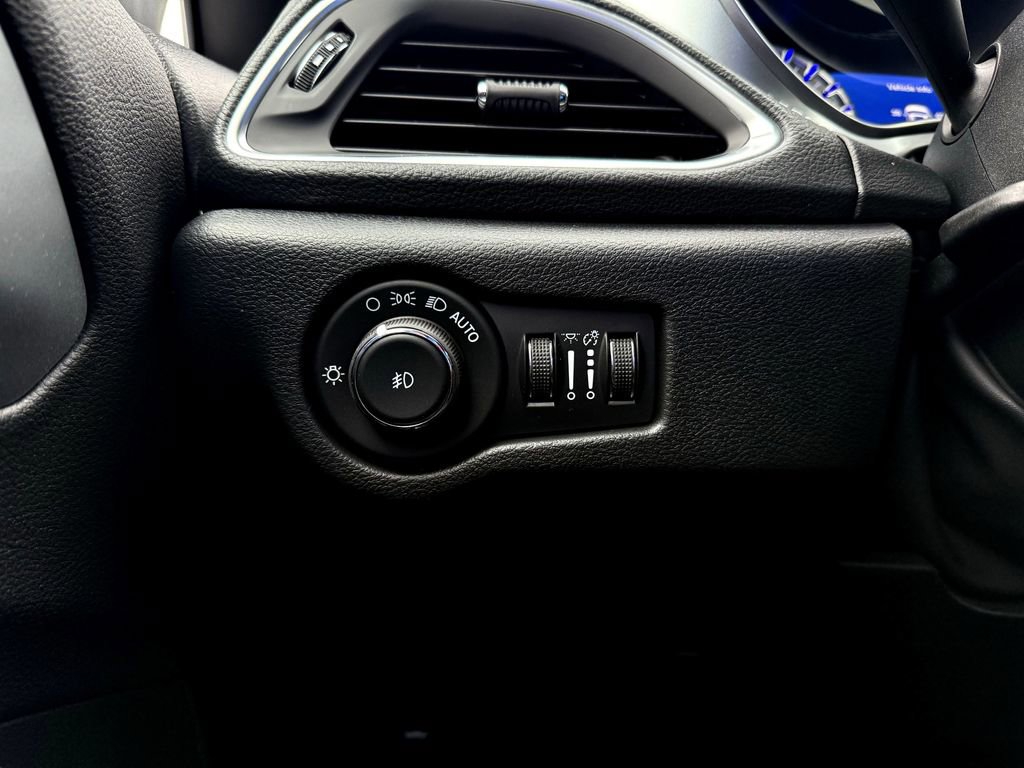 New 2026 Chrysler Pacifica Limited w/ Uconnect Theater Family Group image 19