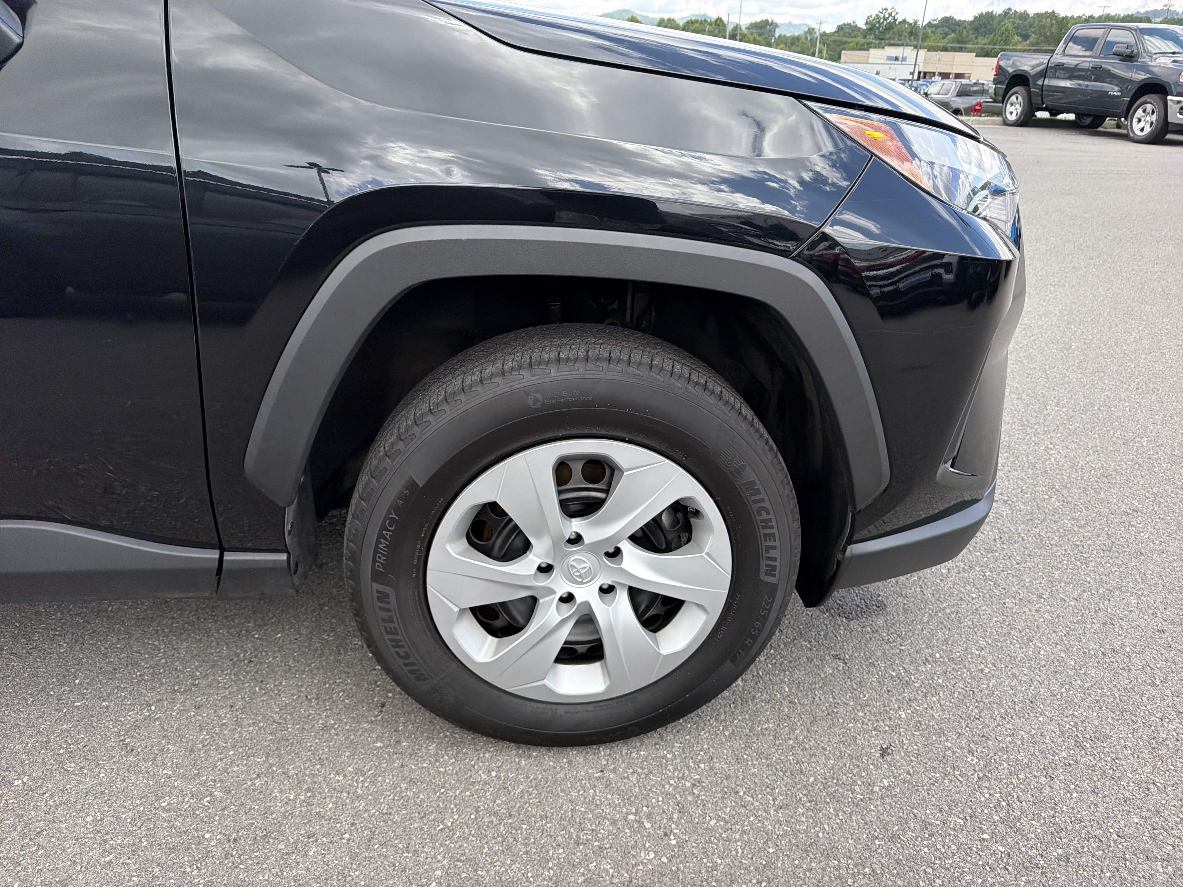 Used 2025 Toyota RAV4 LE FWD image 4