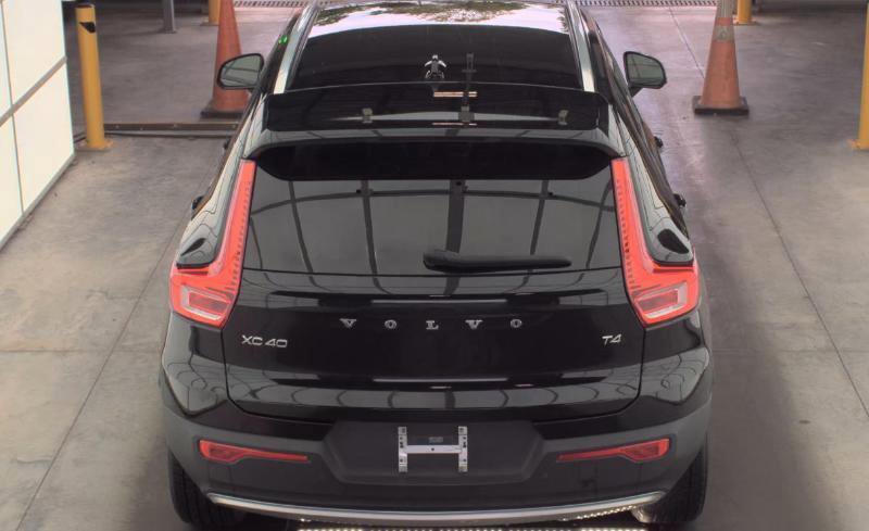 Used 2022 Volvo XC40 T4 Momentum FWD image 5