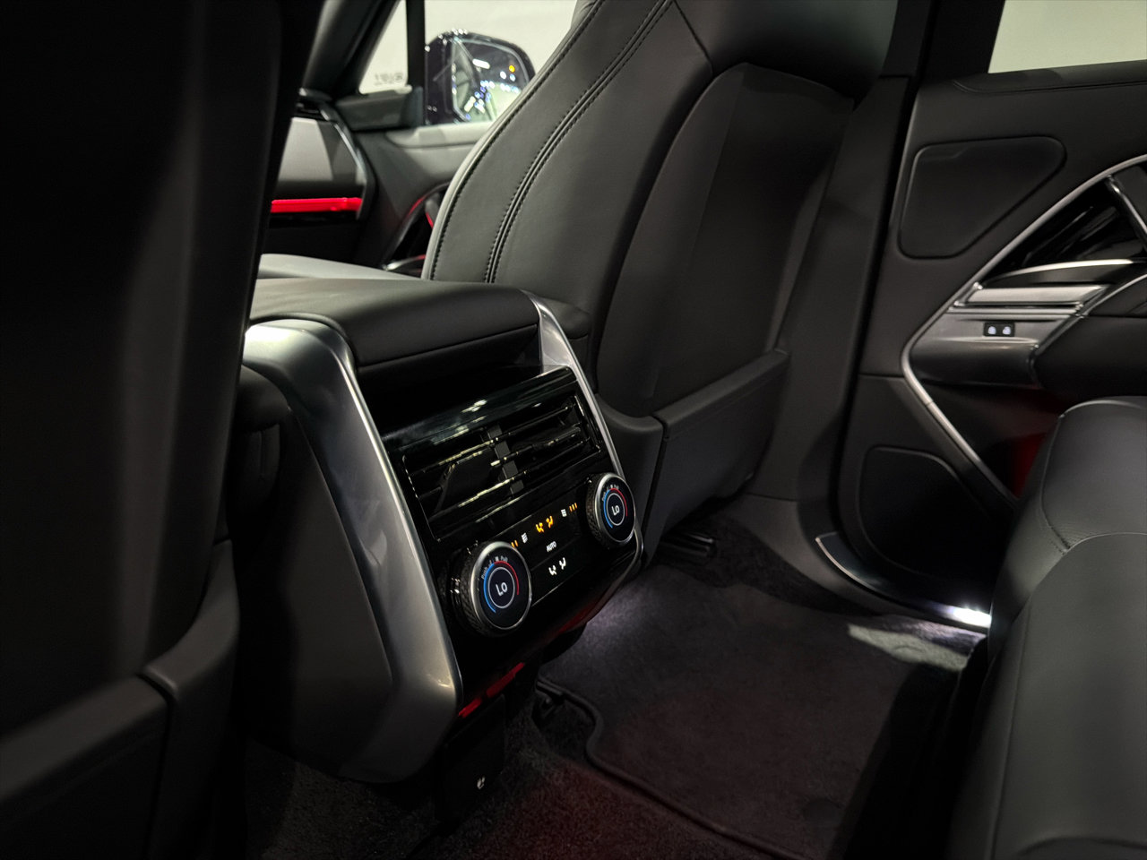 Used 2024 Land Rover Range Rover SE image 28