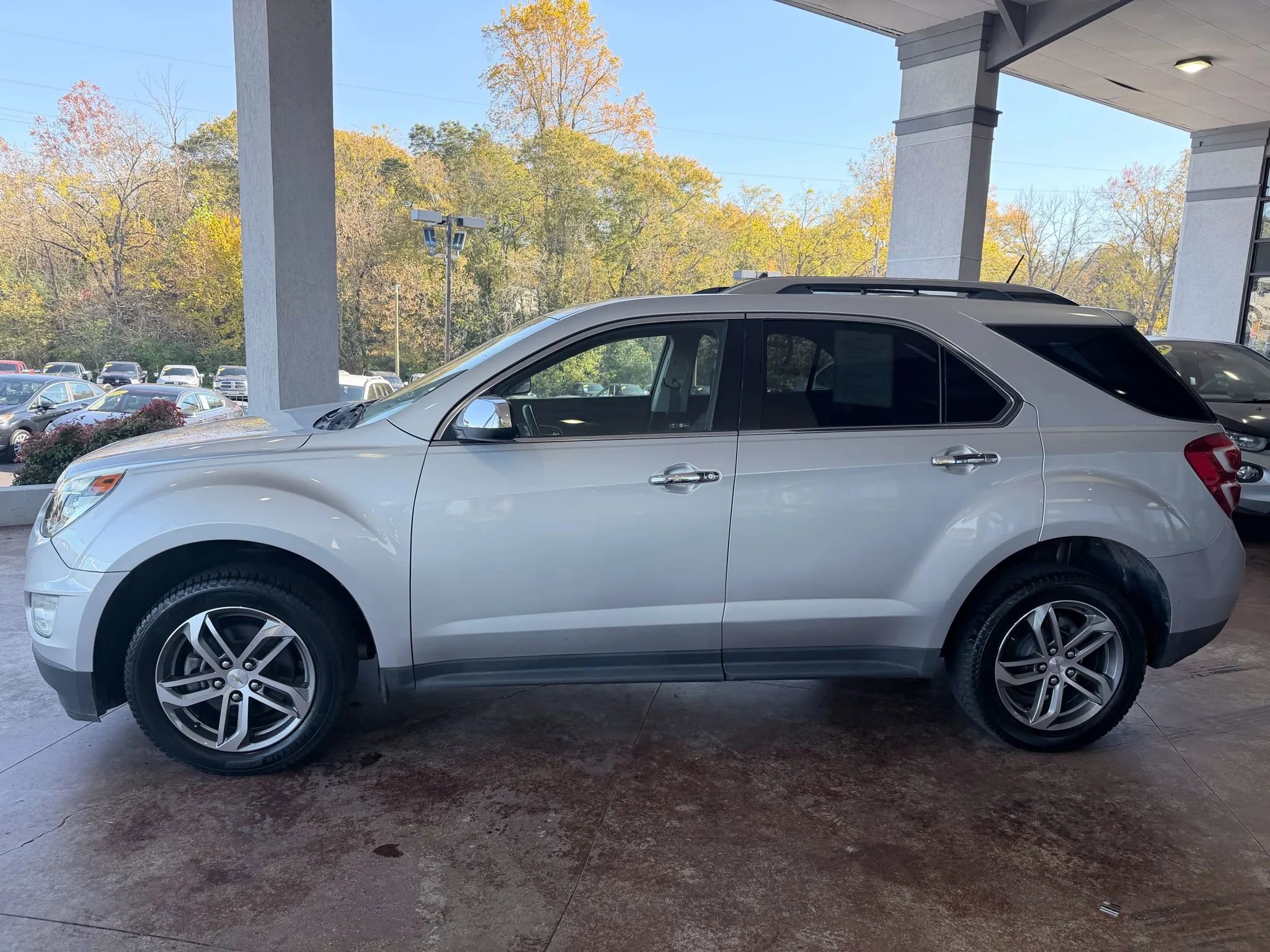 Used 2017 Chevrolet Equinox Premier w/ Enhanced Convenience Package image 4