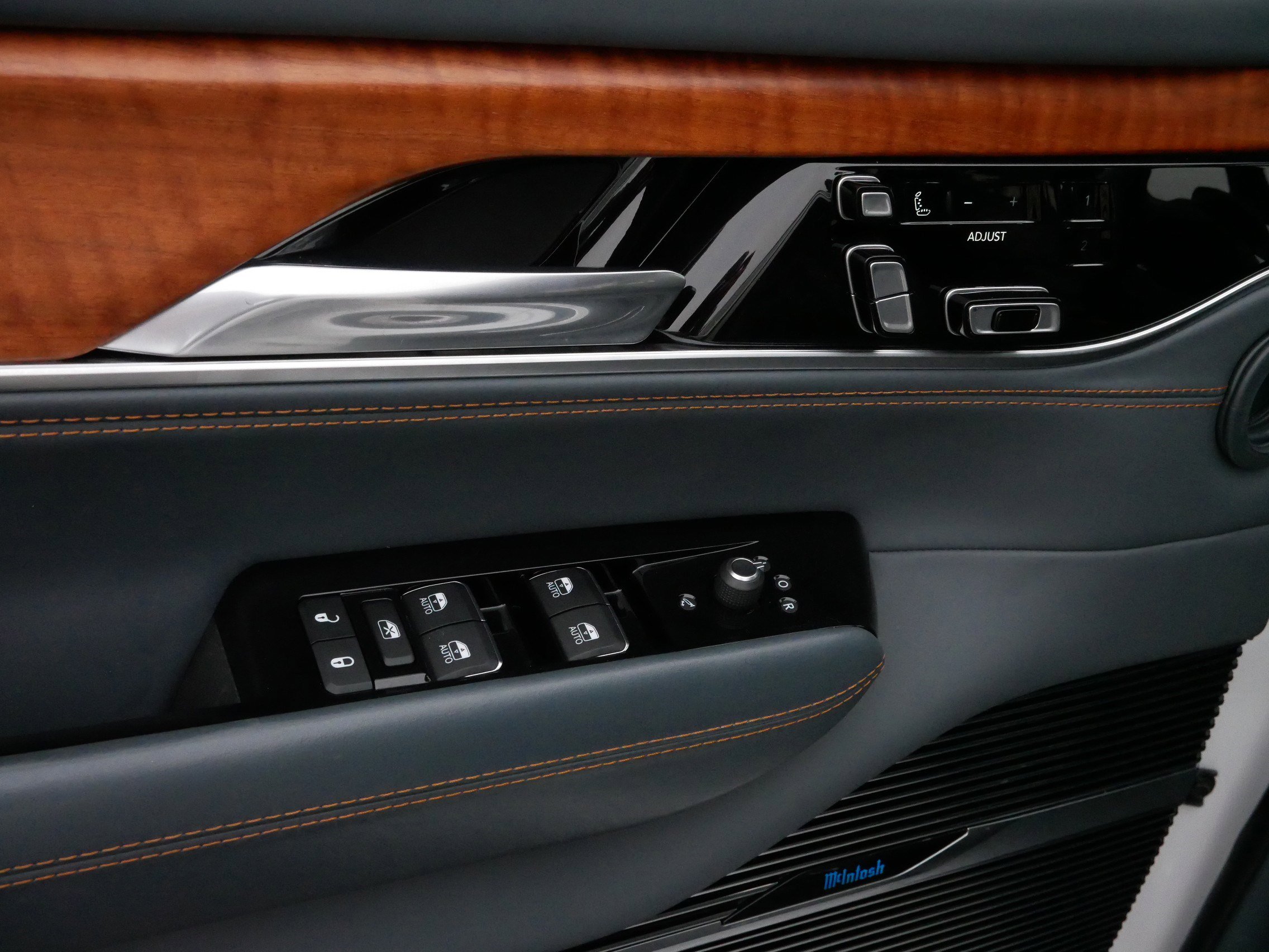 Used 2022 Jeep Grand Wagoneer Series III w/ Rear Seat Video Group 1 image 19