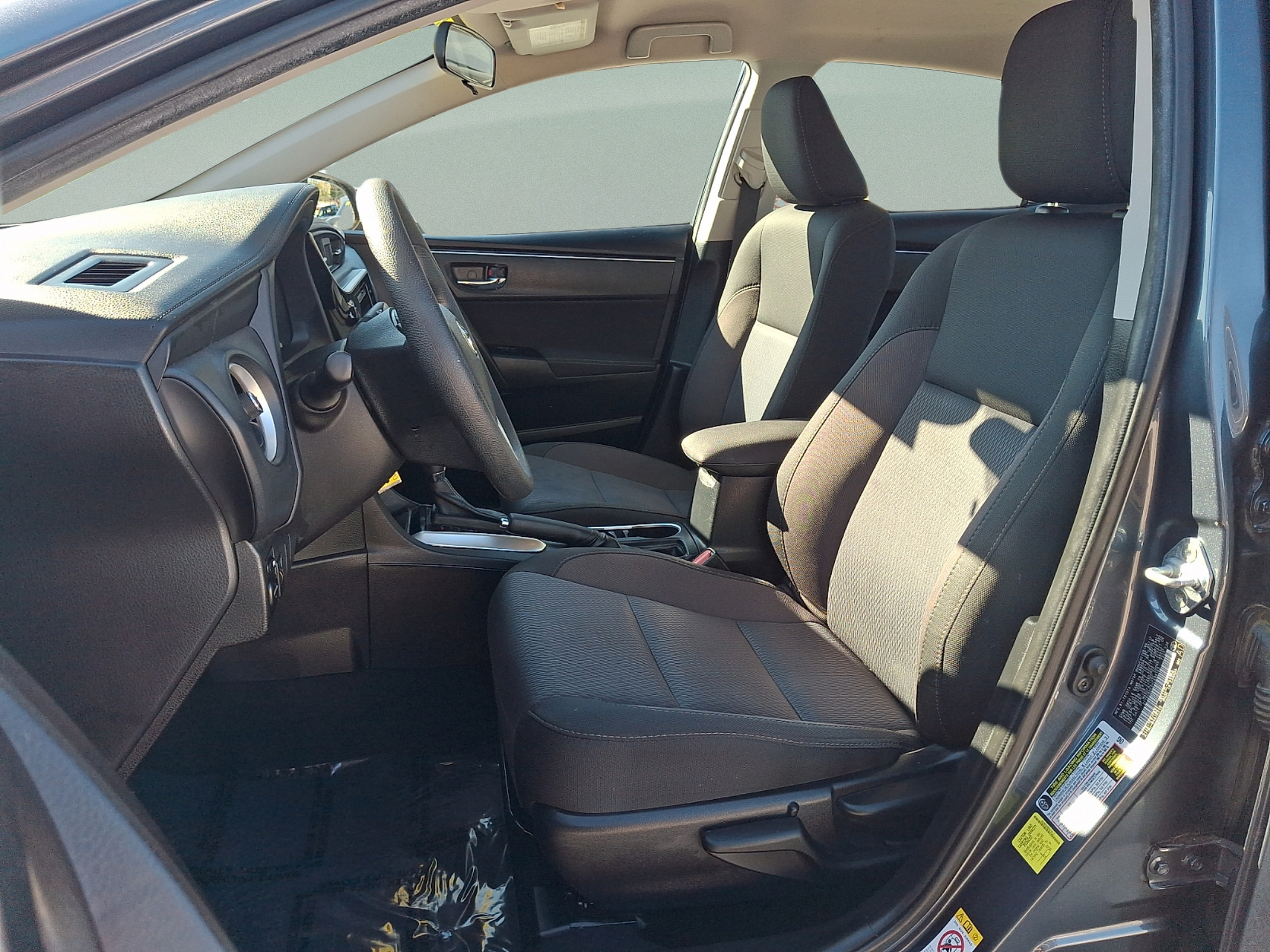 Used 2017 Toyota Corolla LE w/ Carpet Mat Package (TMS) FWD image 13