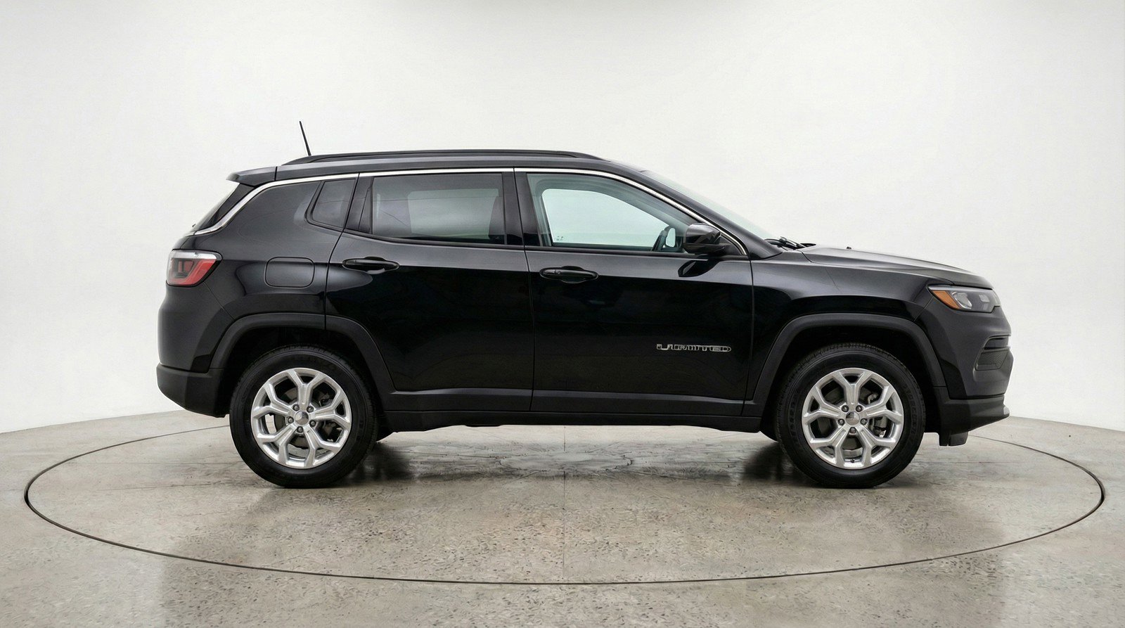 Used 2025 Jeep Compass Latitude image 11