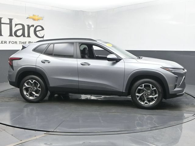 Used 2025 Chevrolet Trax LT FWD image 1