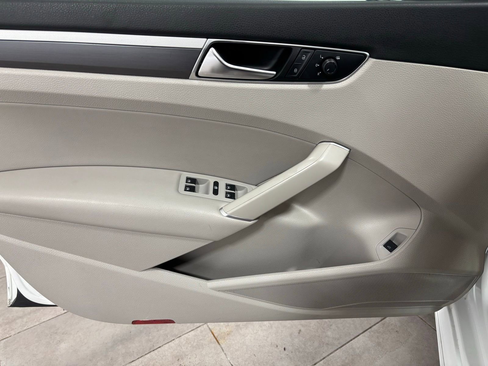 Used 2018 Volkswagen Passat 2.0T R-Line w/ R-Line Lighting Package image 17