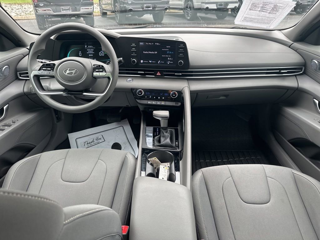Used 2025 Hyundai Elantra Hybrid FWD image 14