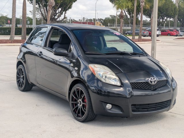 Used 2010 Toyota Yaris 2-Door Hatchback image 3