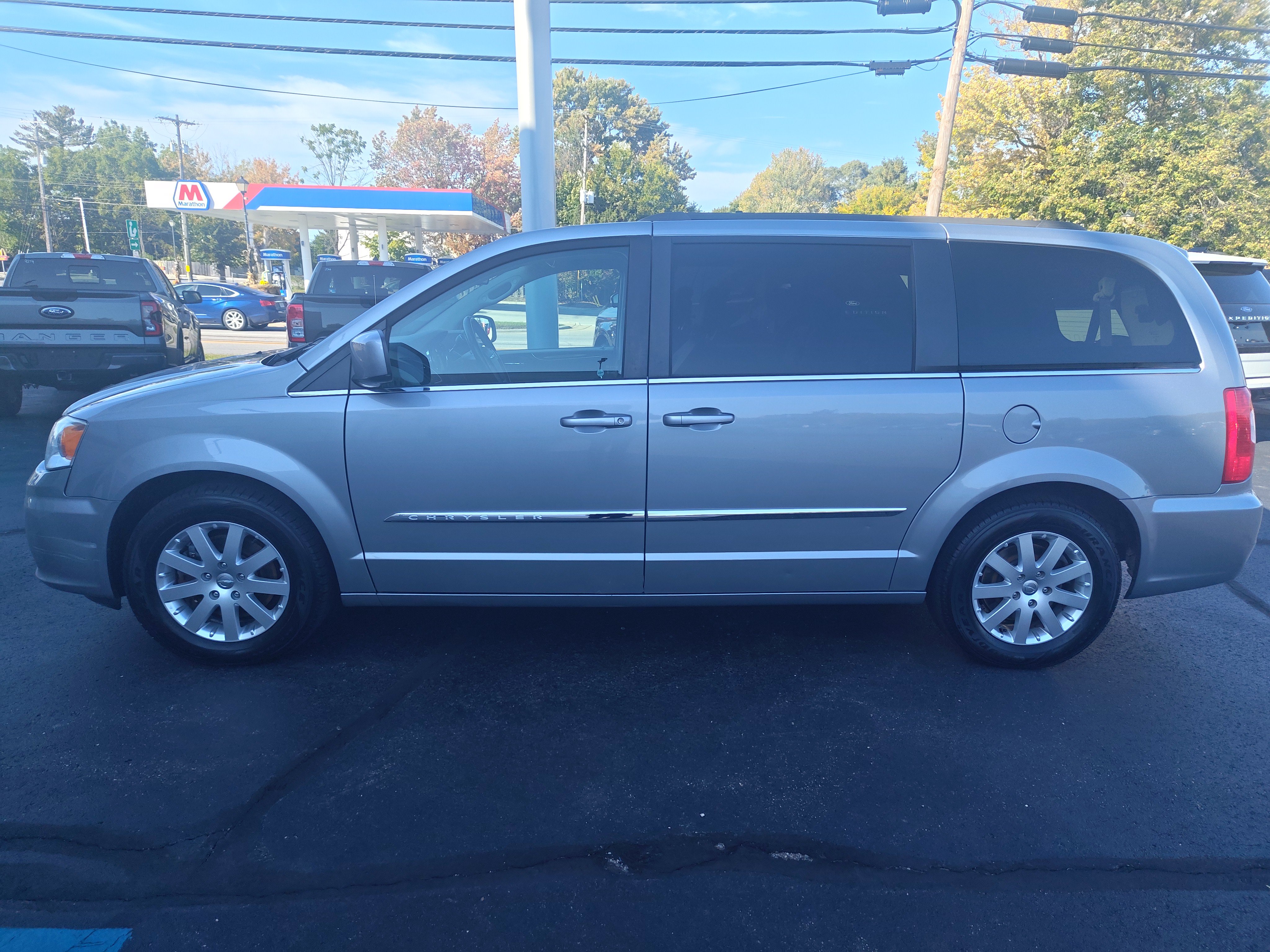 Used 2014 Chrysler Town & Country Touring FWD image 1