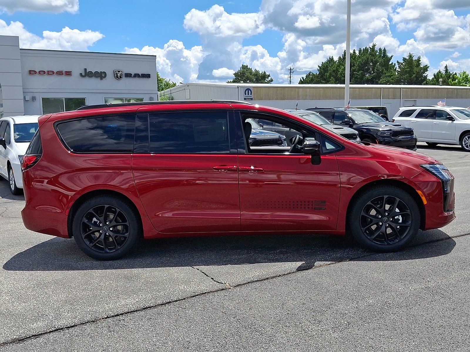 New 2027 Chrysler Pacifica Select FWD image 7