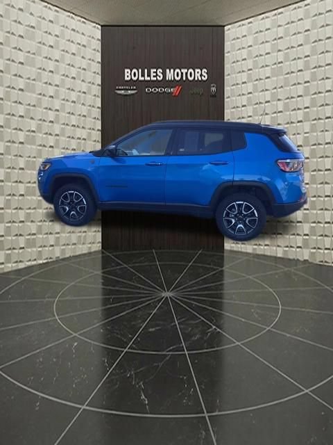 Used 2025 Jeep Compass Trailhawk w/ Trailhawk Convenience Group AWD/4WD image 7