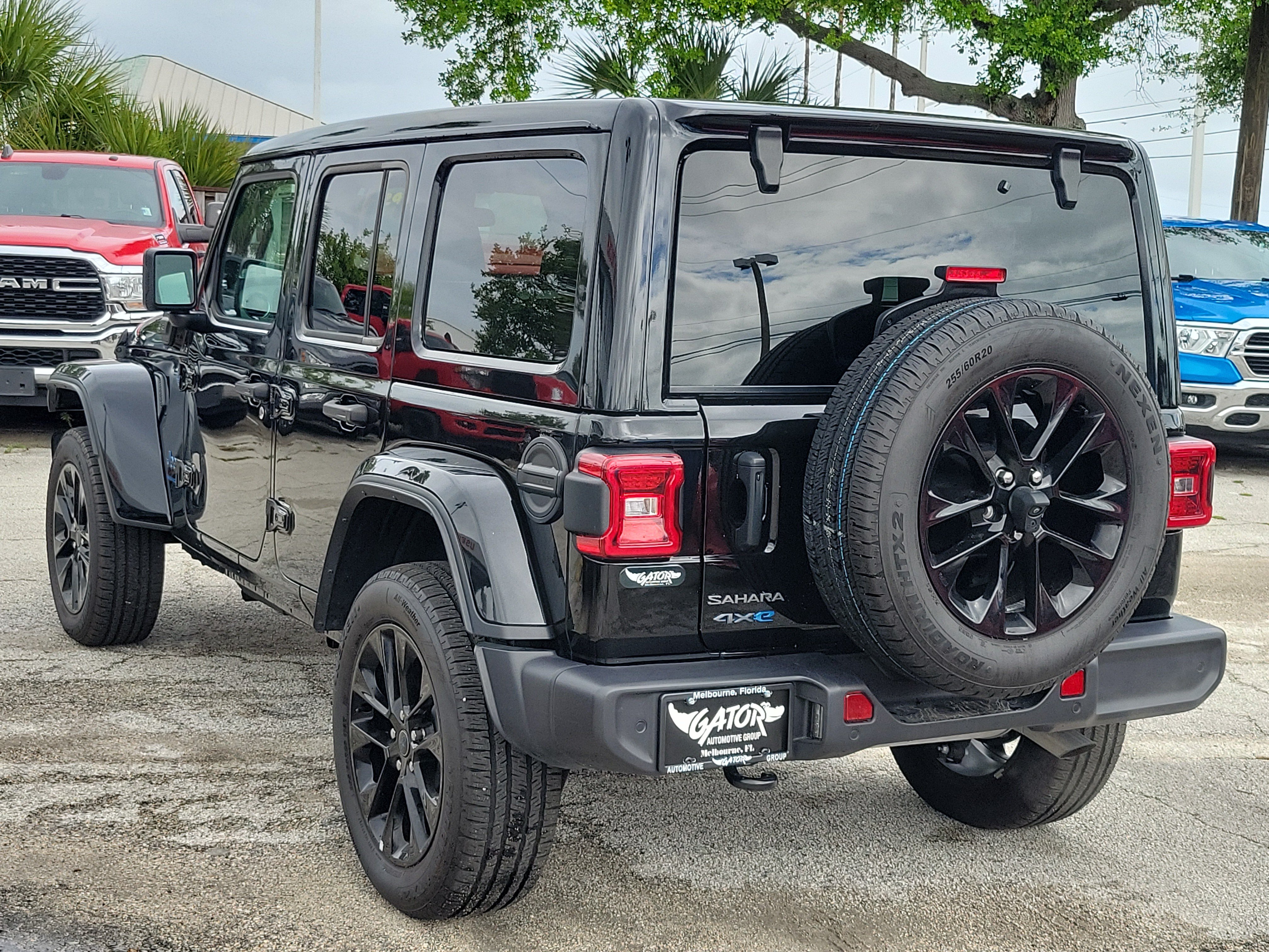 Used 2025 Jeep Wrangler Unlimited Sahara w/ Safety Group AWD/4WD image 3