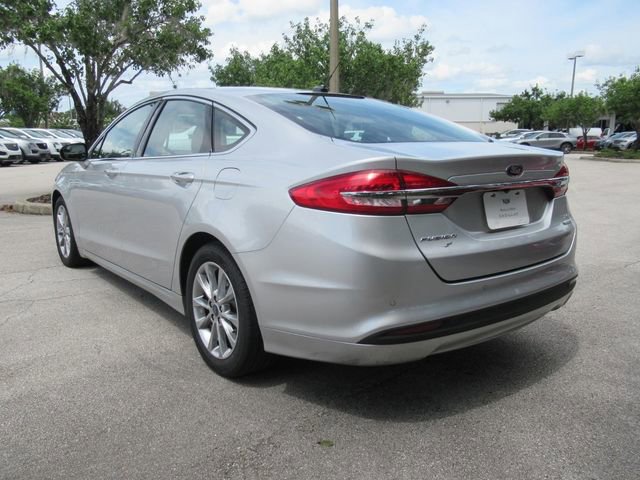 Used 2017 Ford Fusion SE w/ Fusion SE Technology Package FWD image 4