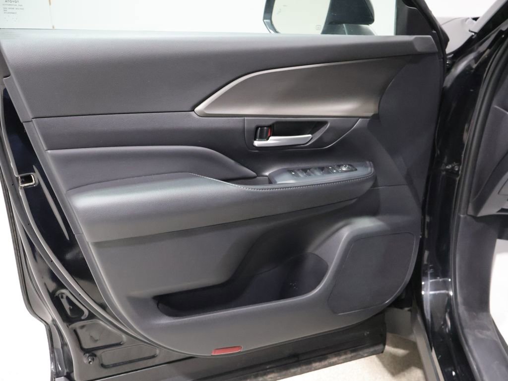 Used 2025 Toyota Grand Highlander AWD image 13