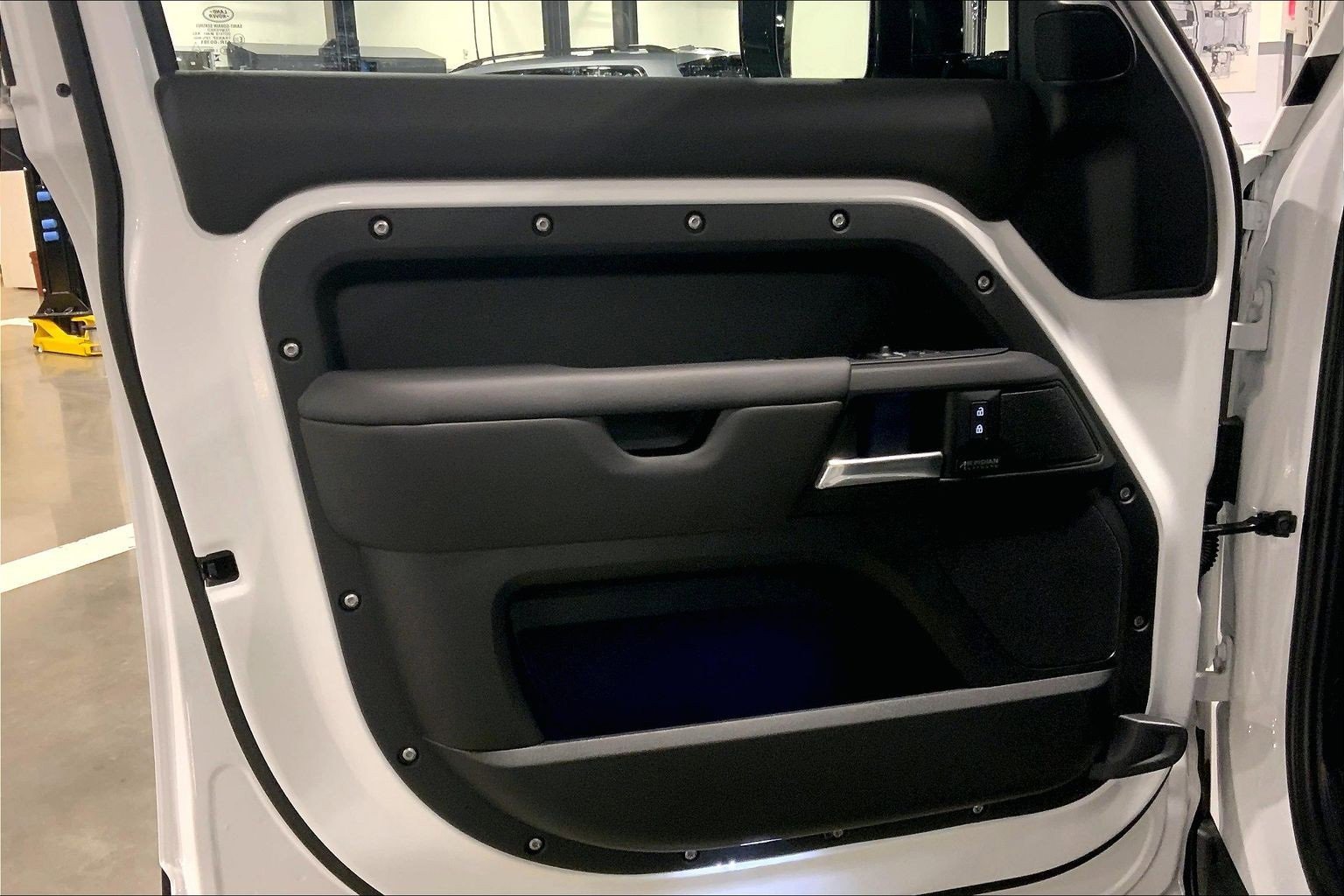 Used 2025 Land Rover Defender 130 X-Dynamic SE image 21