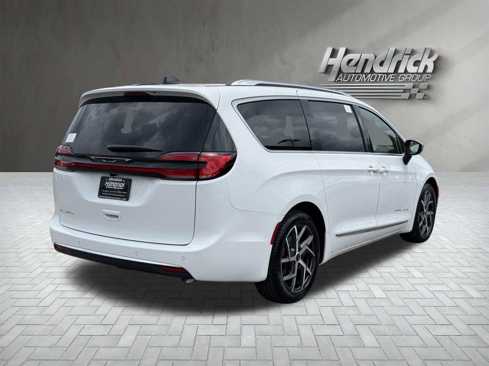 New 2027 Chrysler Pacifica Pinnacle w/ Theater Group FWD image 10