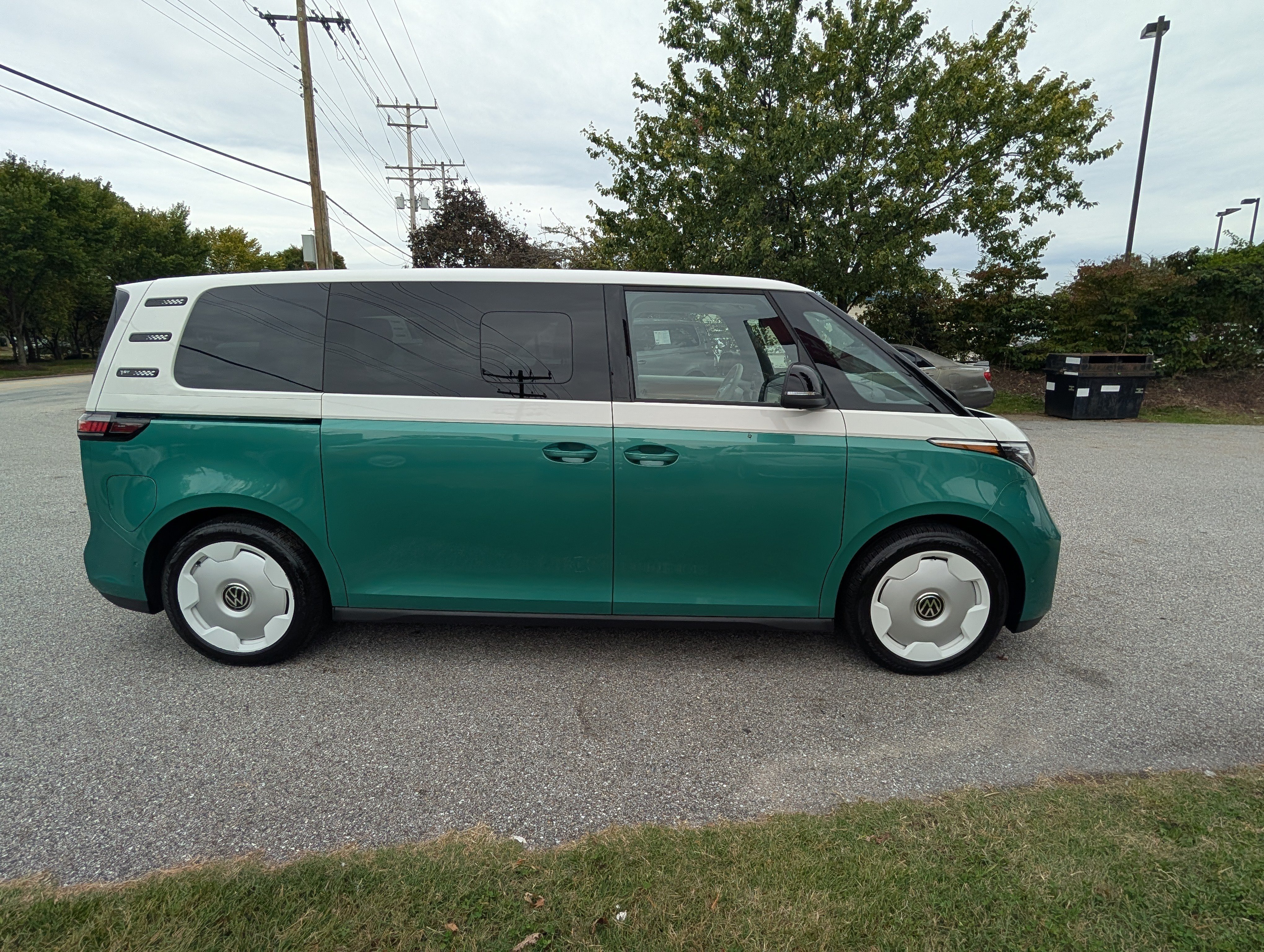 Used 2025 Volkswagen ID. Buzz Pro S Plus RWD image 3