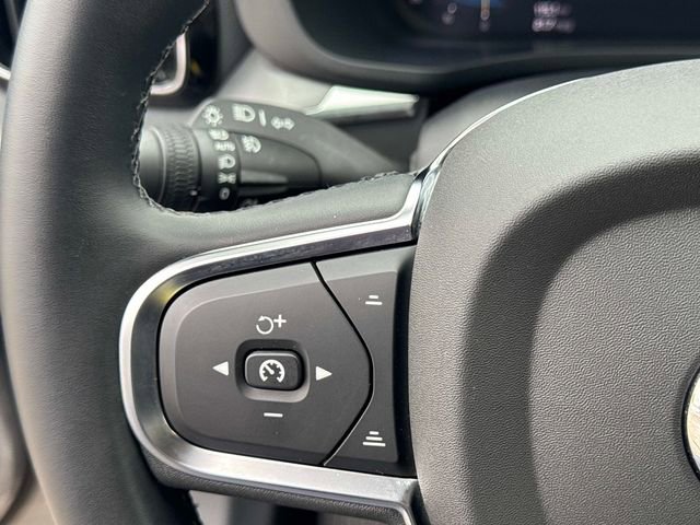 Used 2024 Volvo XC60 B5 Core image 24