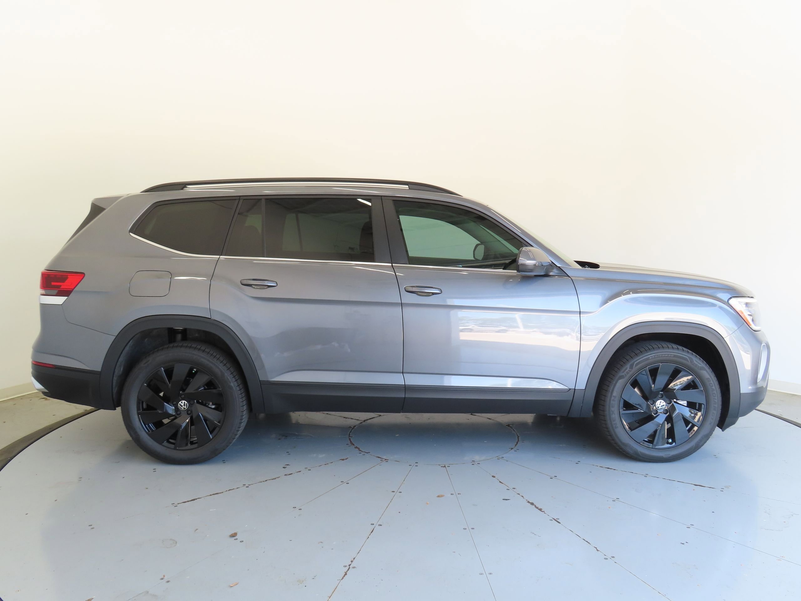 New 2025 Volkswagen Atlas SE FWD image 2