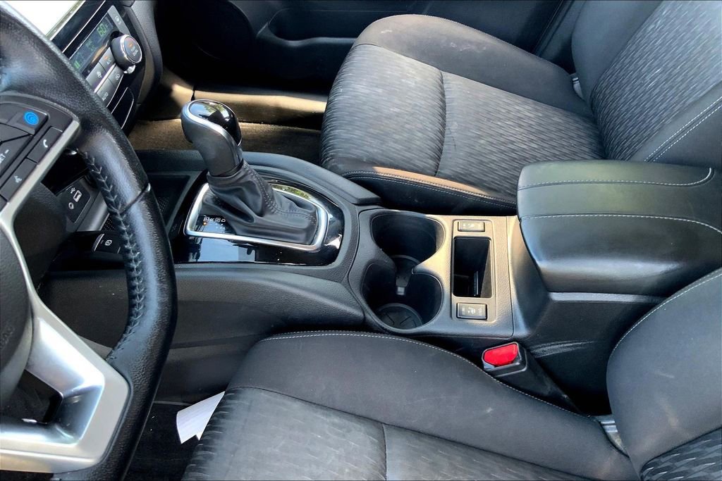 Used 2020 Nissan Rogue SV w/ Premium Package image 13