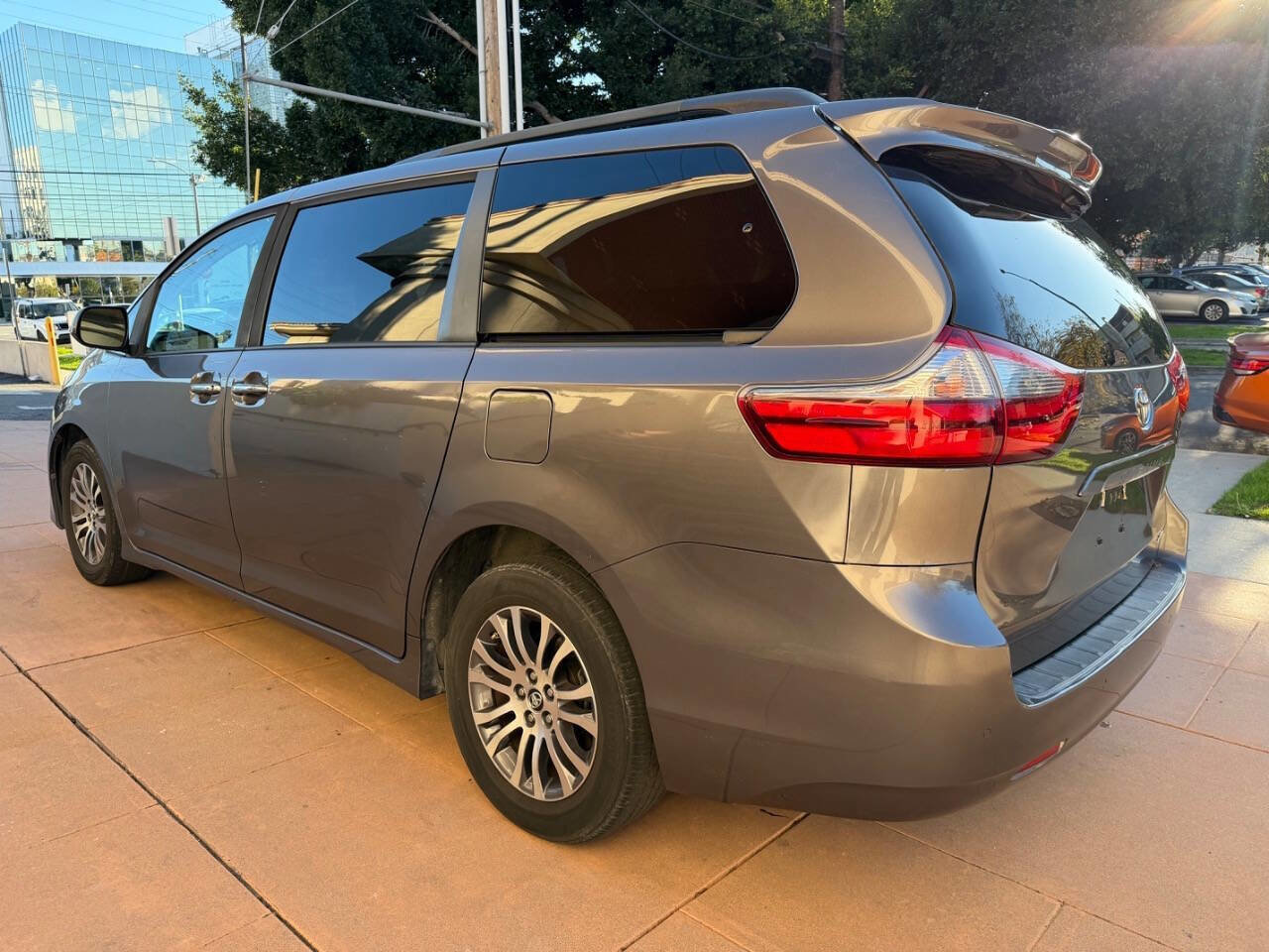 Used 2020 Toyota Sienna XLE w/ XLE Navigation Package image 3