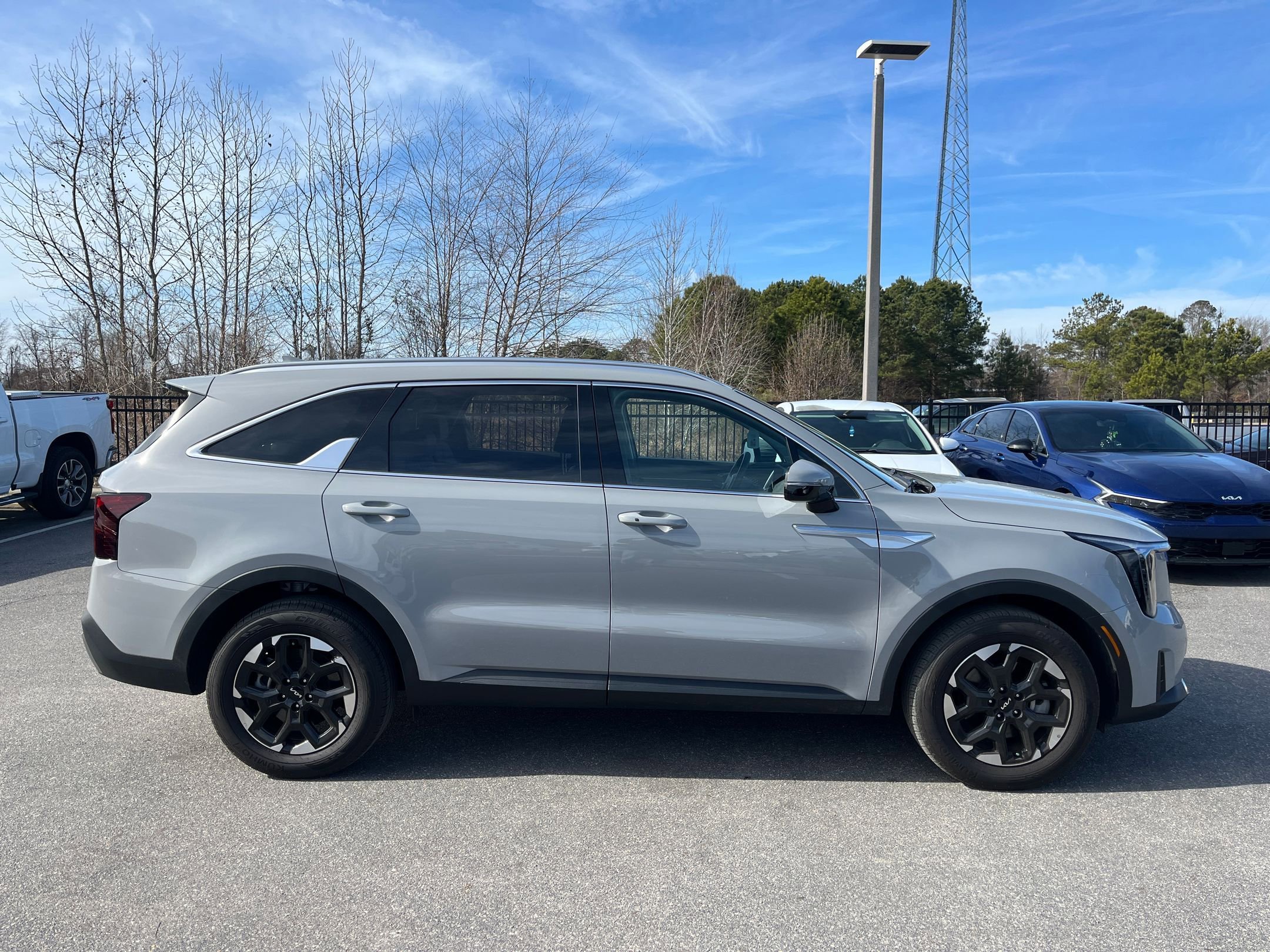 Used 2025 Kia Sorento S image 10