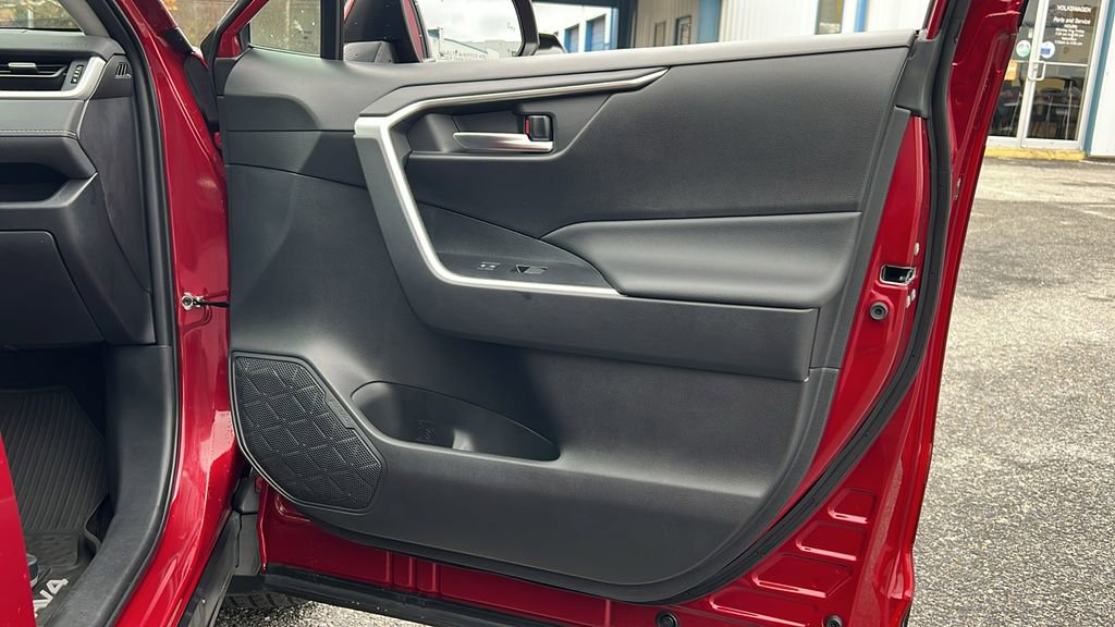 Used 2020 Toyota RAV4 XLE Premium image 8