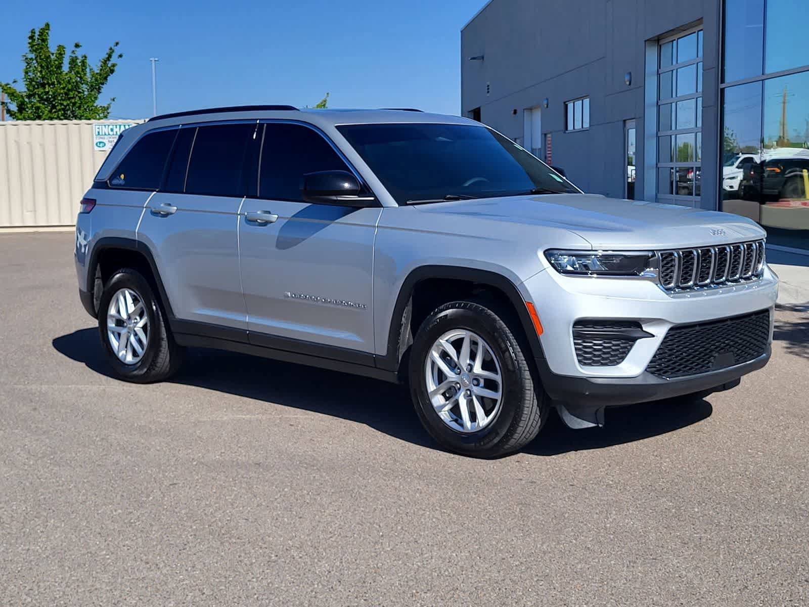 Used 2024 Jeep Grand Cherokee Laredo X AWD/4WD image 3