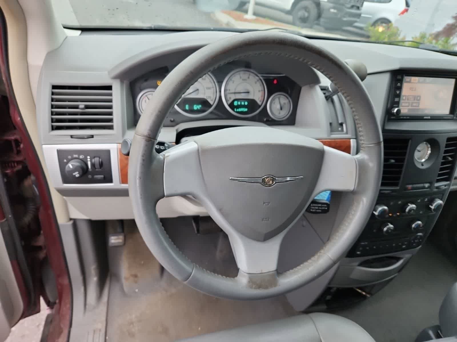 Used 2008 Chrysler Town & Country Touring FWD image 12