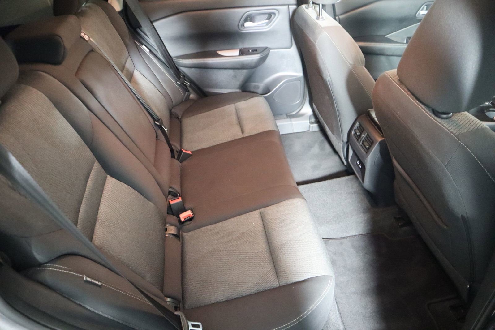 Used 2025 Nissan Rogue SV image 28