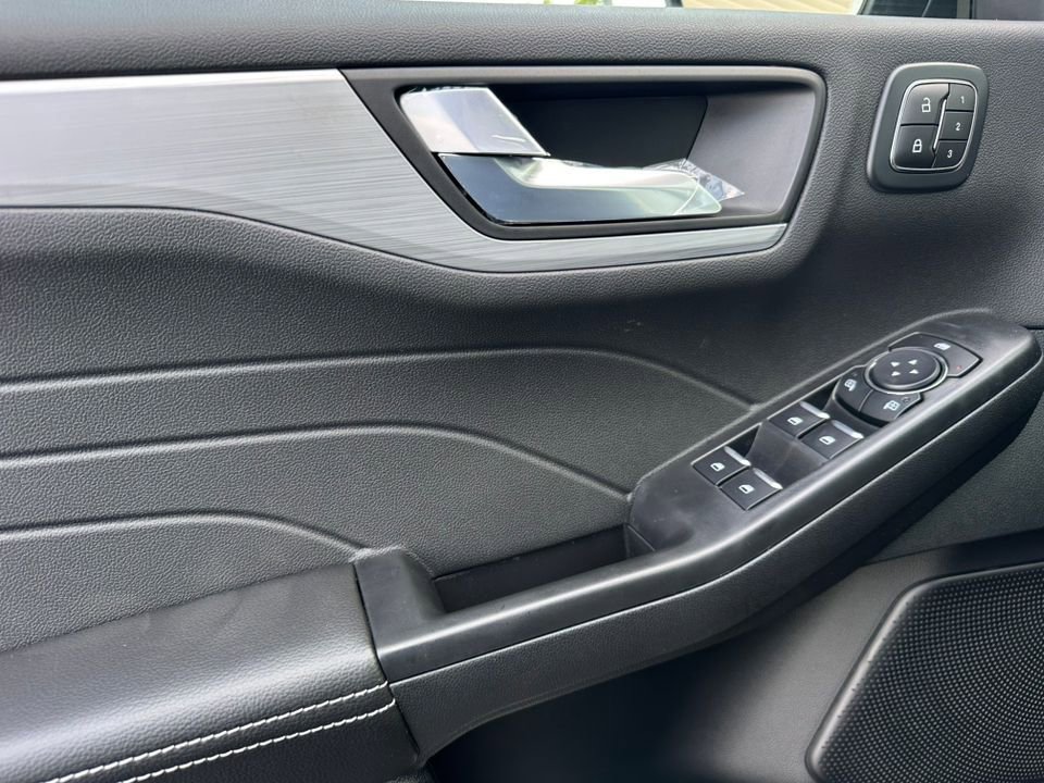New 2026 Ford Escape SE w/ PHEV Premium Package FWD image 34
