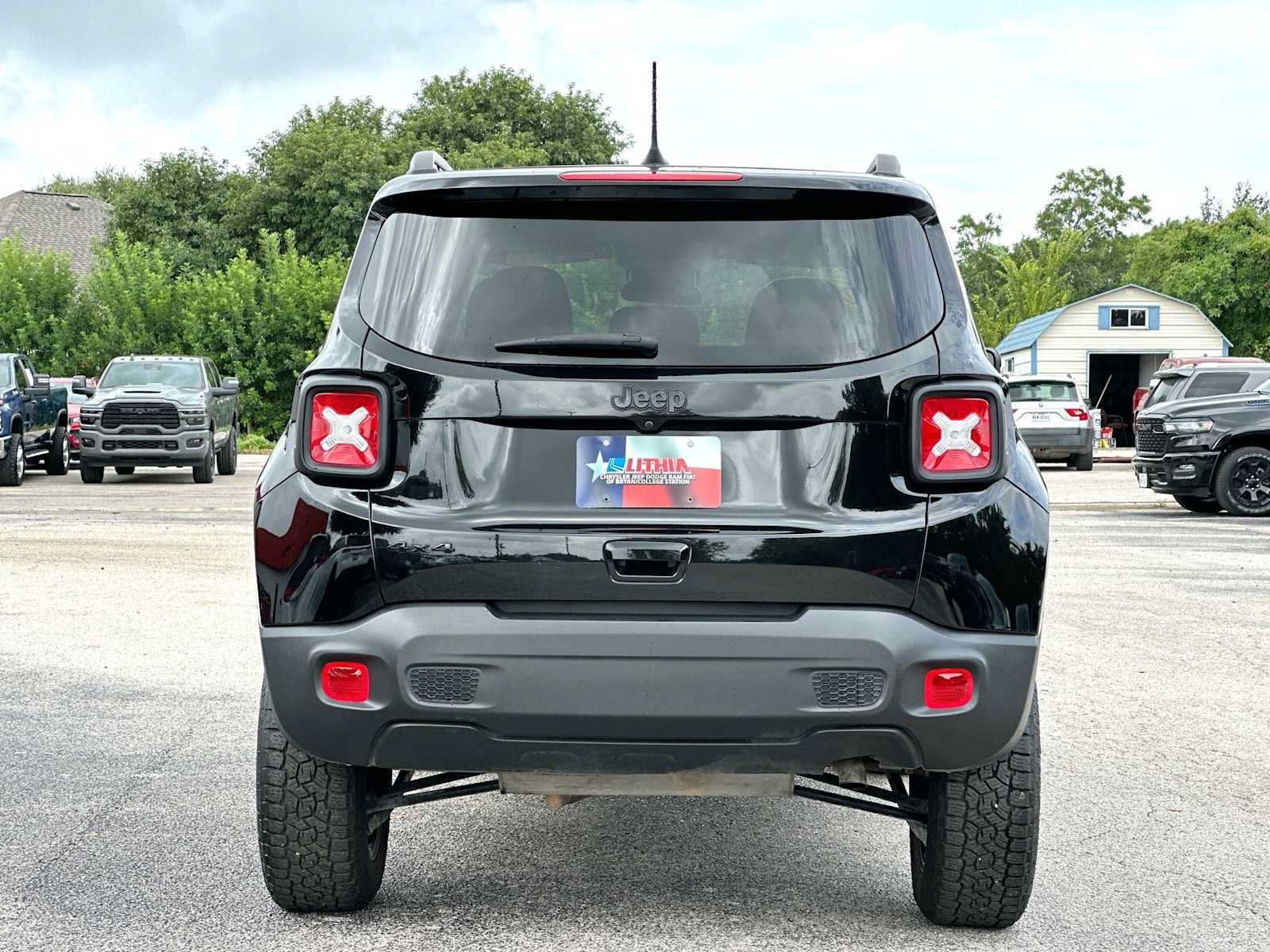 Used 2023 Jeep Renegade Latitude AWD/4WD image 14