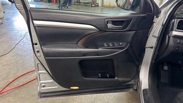 Used 2019 Toyota Highlander XLE FWD image 14