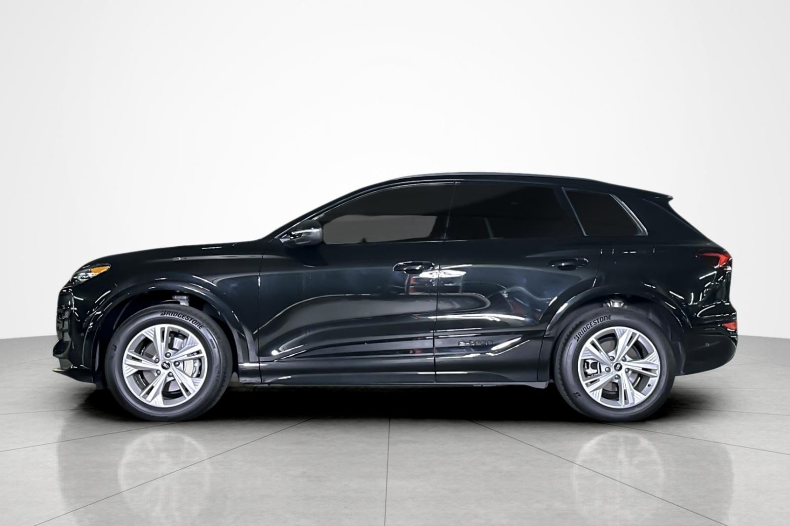 Used 2025 Audi Q6 e-tron Premium w/ Convenience Package RWD image 2