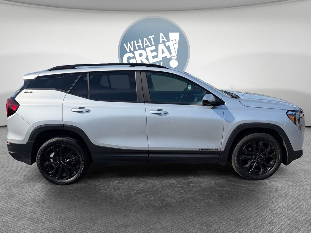 Used 2022 GMC Terrain SLE w/ Driver Convenience Package image 2